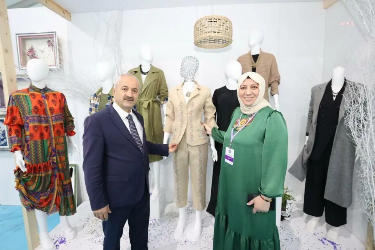 Moda Tasarımcısı Çöpten Takım Elbise Dikti