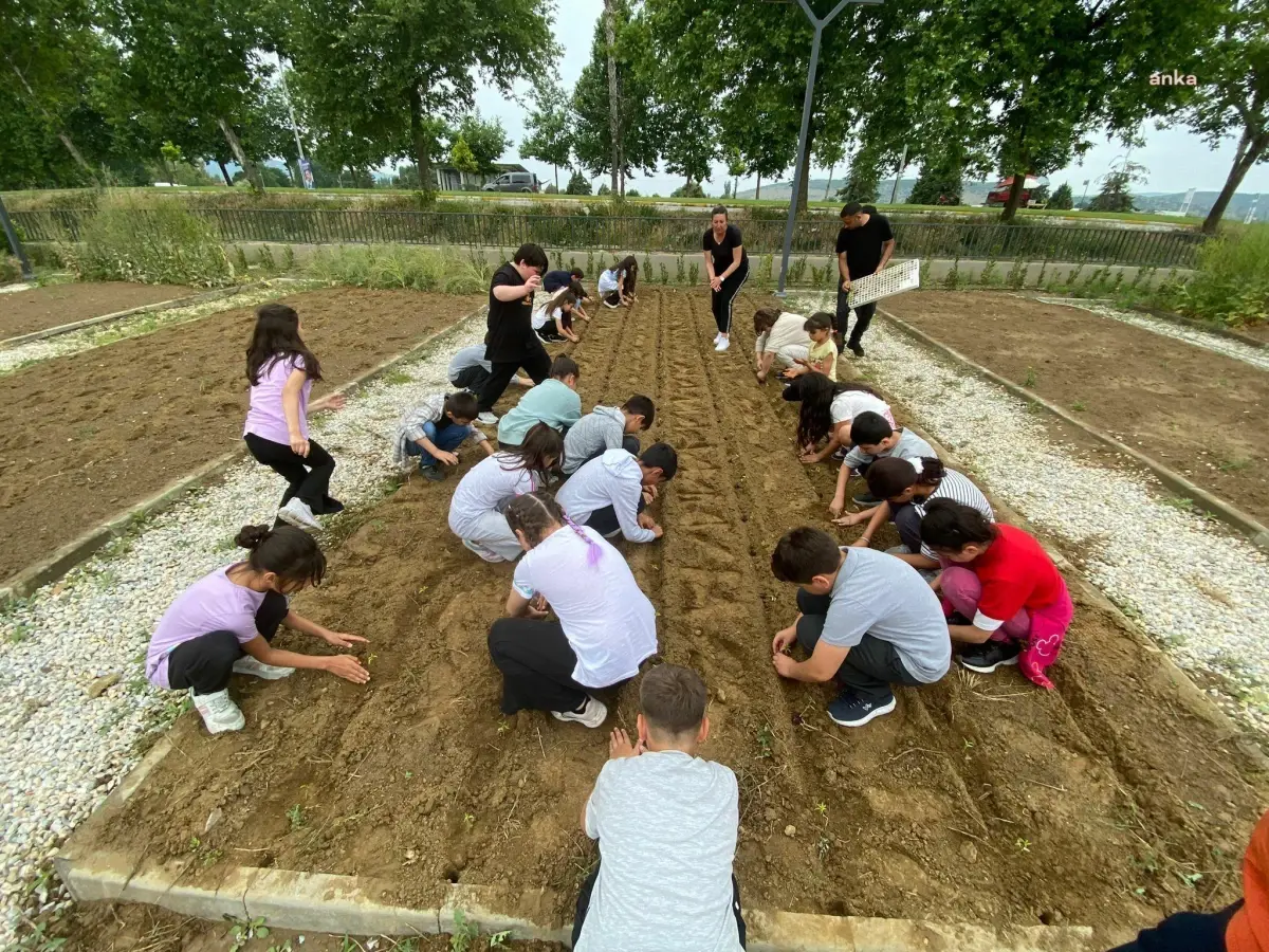 Efes Tarlası Yaşam Köyü\'nde çocuklar toprakla buluştu