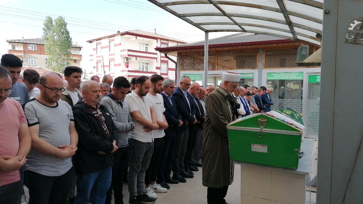 Cadde ortasında saplantılı sapık tarafından öldürülen kadın son yolculuğuna uğurlandı