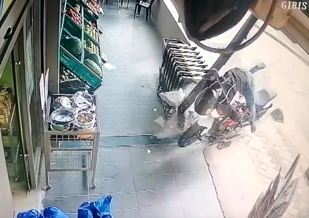 Gebze\'de motosiklet alışveriş merkezine daldı