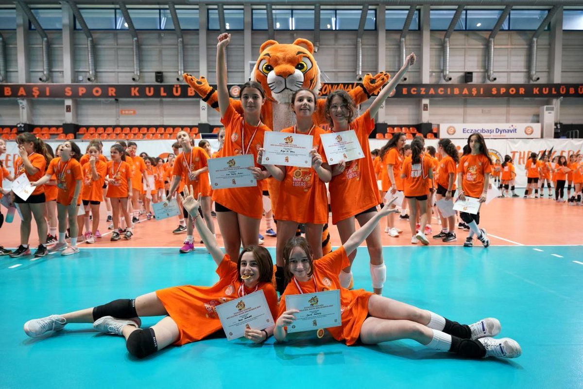 Eczacıbaşı Spor Kulübü\'nün Mini Tigers Voleybol Şenliği düzenlendi