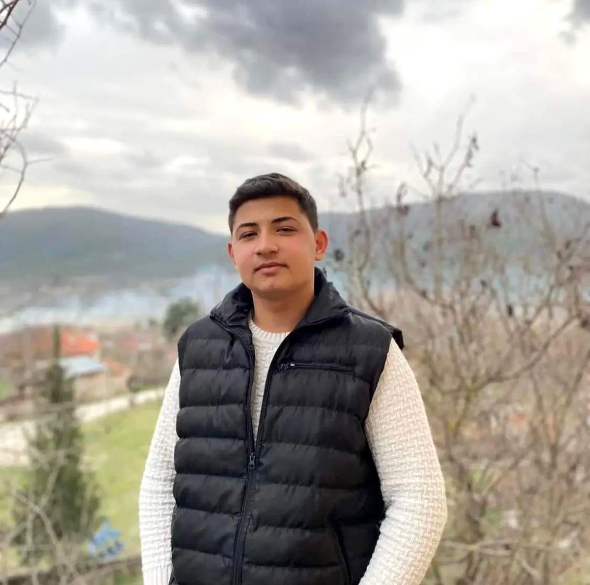 Gölete düşen otomobilde sıkışan genç hayatını kaybetti