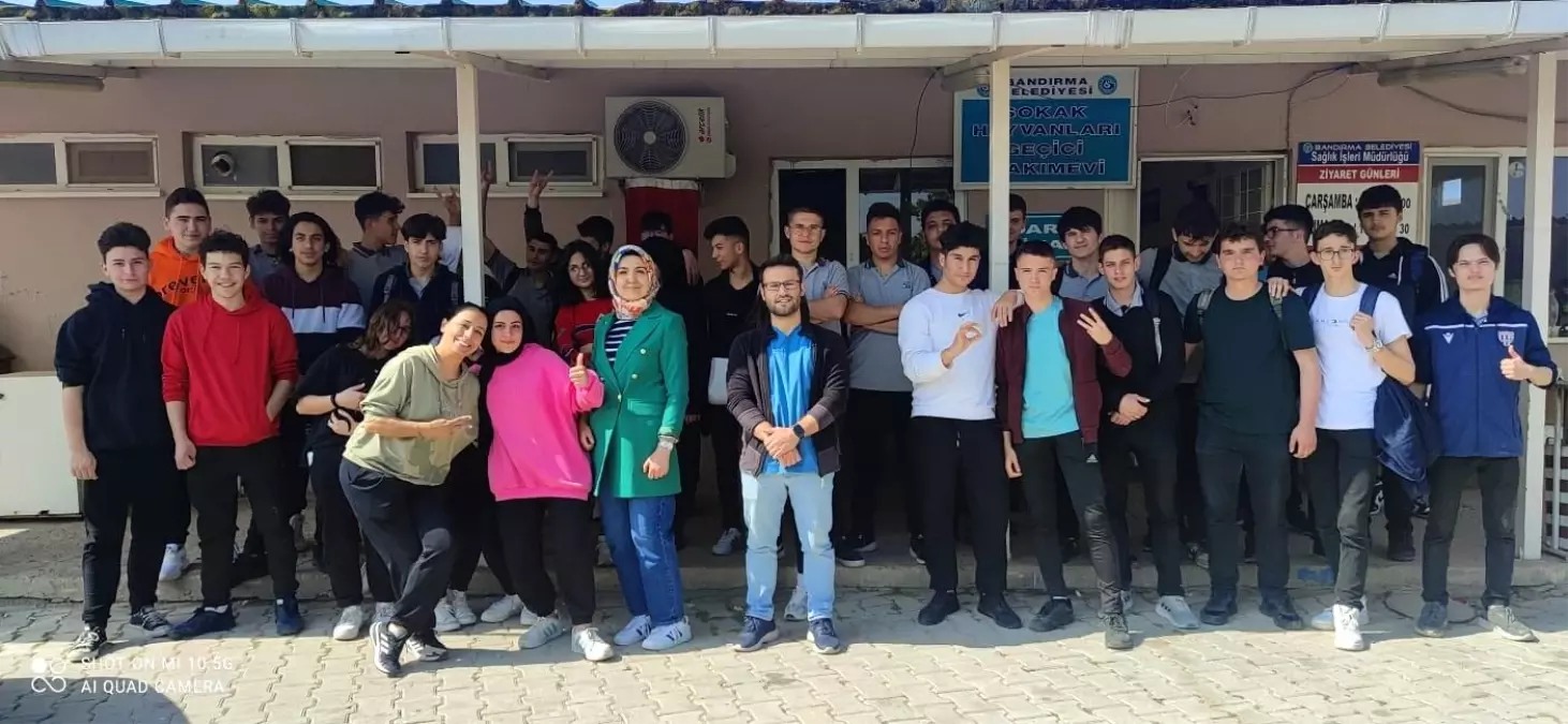 Lise öğrencileri hayvan barınağındaki hayvanlar için mama topladı