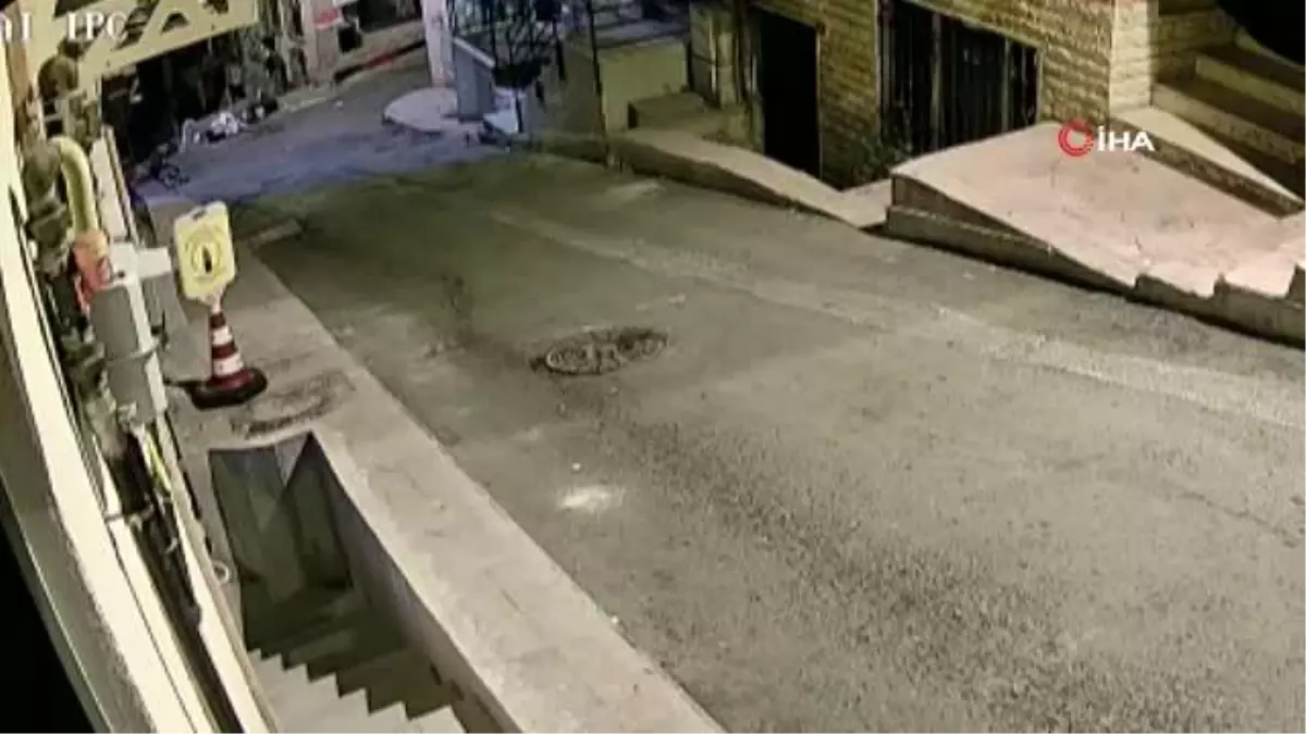İstanbul\'da korkunç cinayet kamerada: Kasklı gence kurşun yağdırdılar