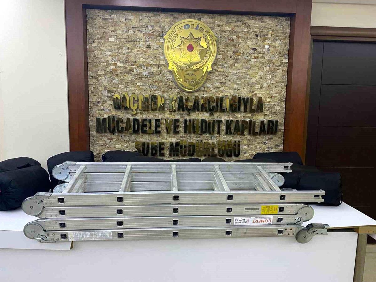 Büyükçekmece\'de minibüs operasyonu: 15 kaçak göçmen yakalandı