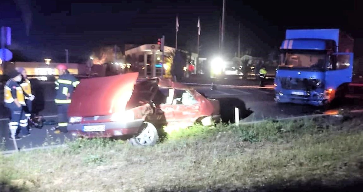 Denizli\'de kargo kamyonuyla çarpışan otomobilde 3 kişi hayatını kaybetti