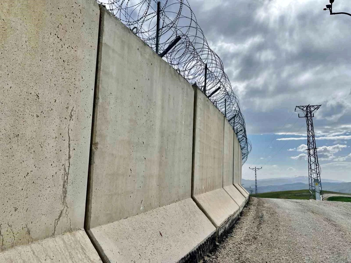 Türkiye-İran sınırında güvenlik duvarı ve teknolojik sistemlerle sınır korunuyor