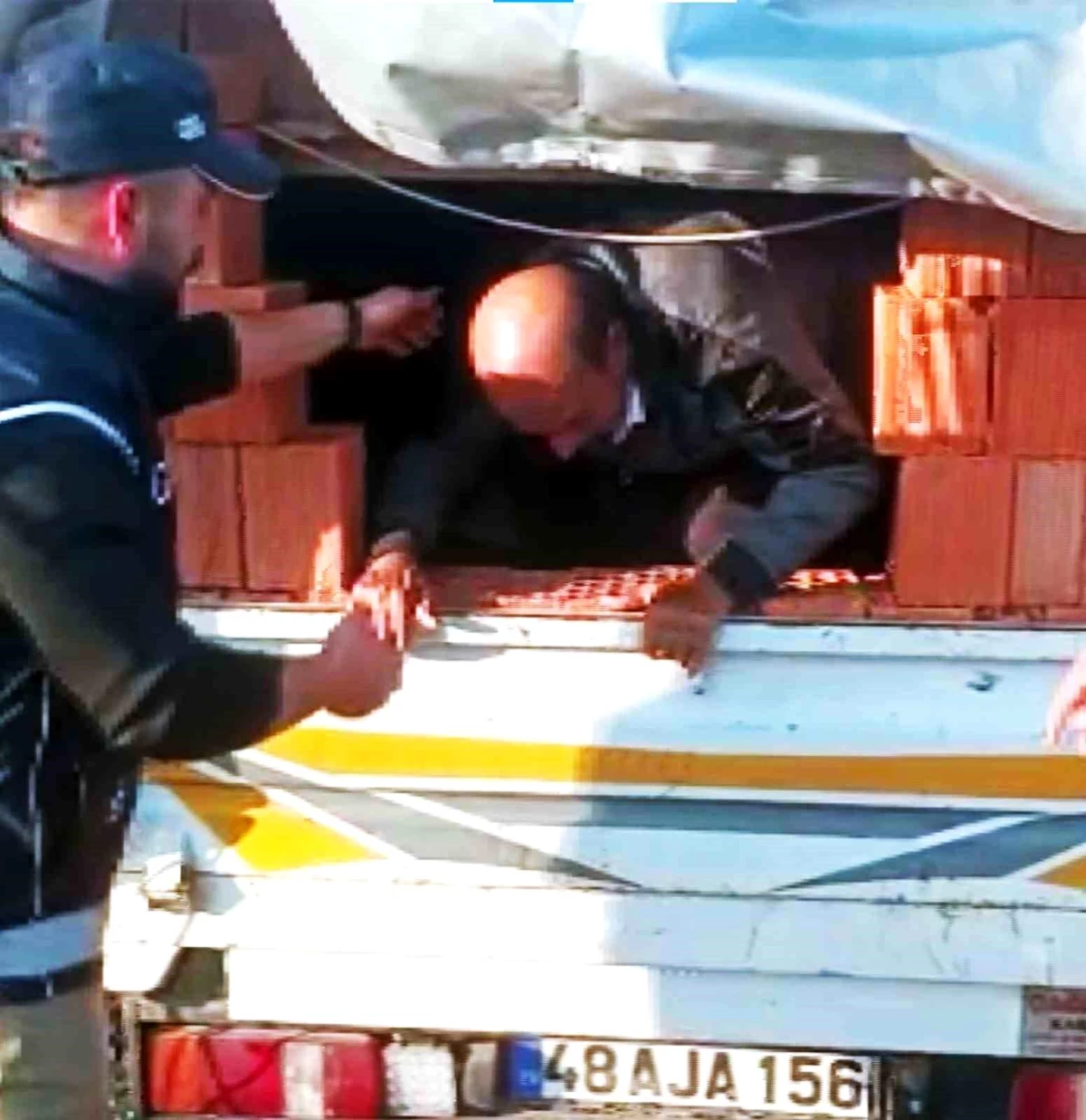 Muğla\'da düzensiz göçmenleri yurt dışına kaçırmaya çalışan şüpheliler tutuklandı