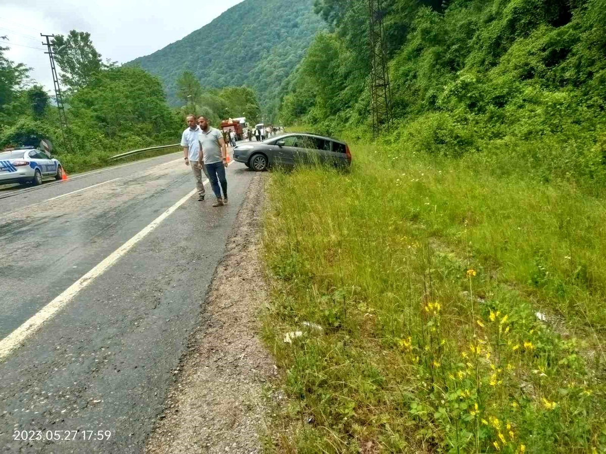 Karabük\'te iki otomobil çarpıştı: 2 yaralı