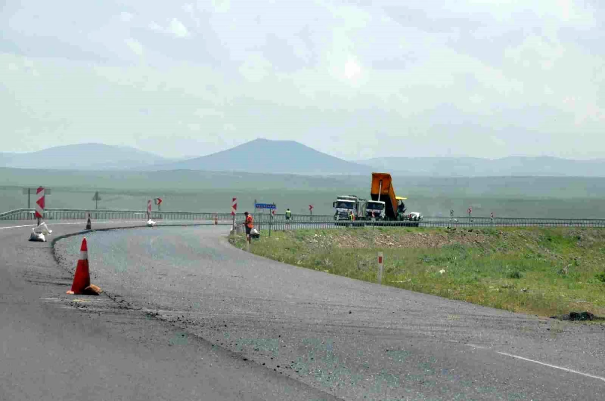 Kars-Arpaçay arasında yol çalışmaları devam ediyor