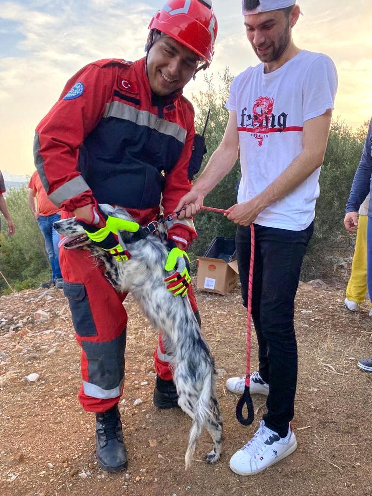 Köpeğin Kurtarılması Sırasında İtfaiye Eriyle Yaşadığı Sevgi Gösterisi İçleri Isıttı