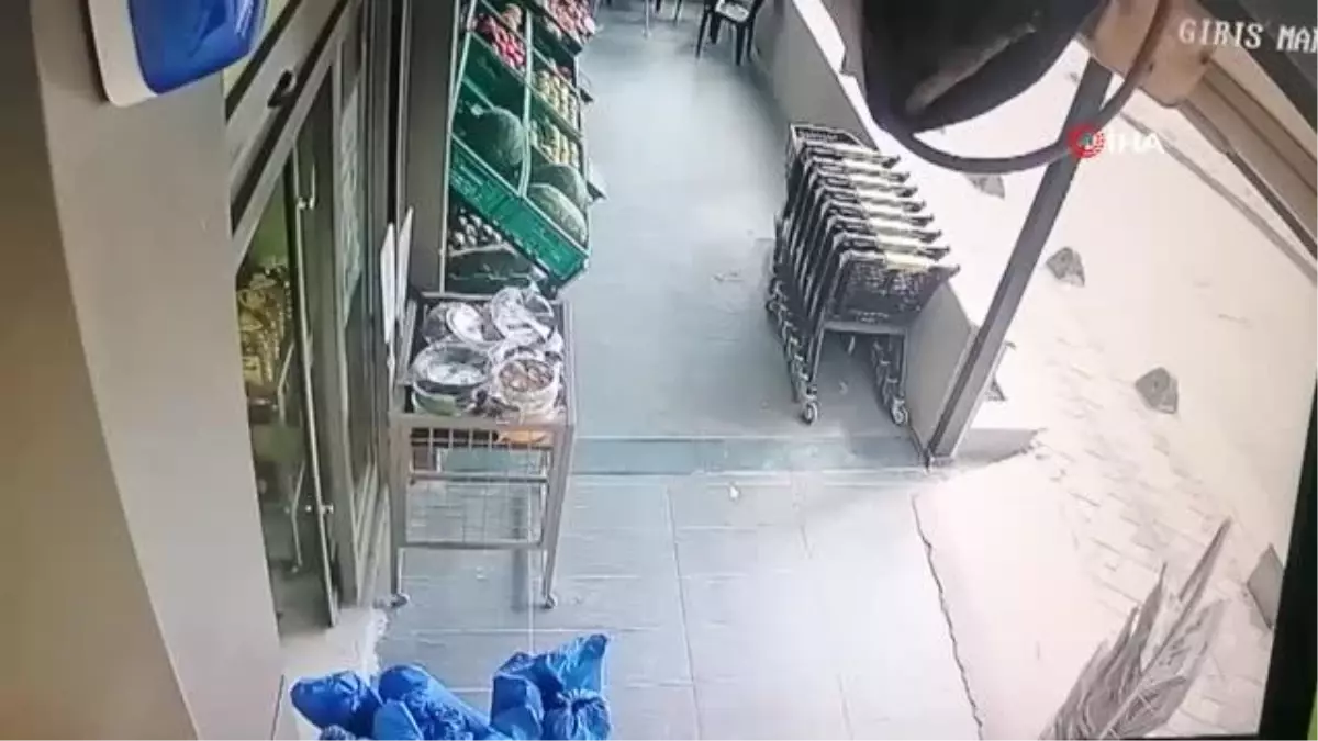 Kontrolden çıkan motosiklet alışveriş merkezine böyle daldı