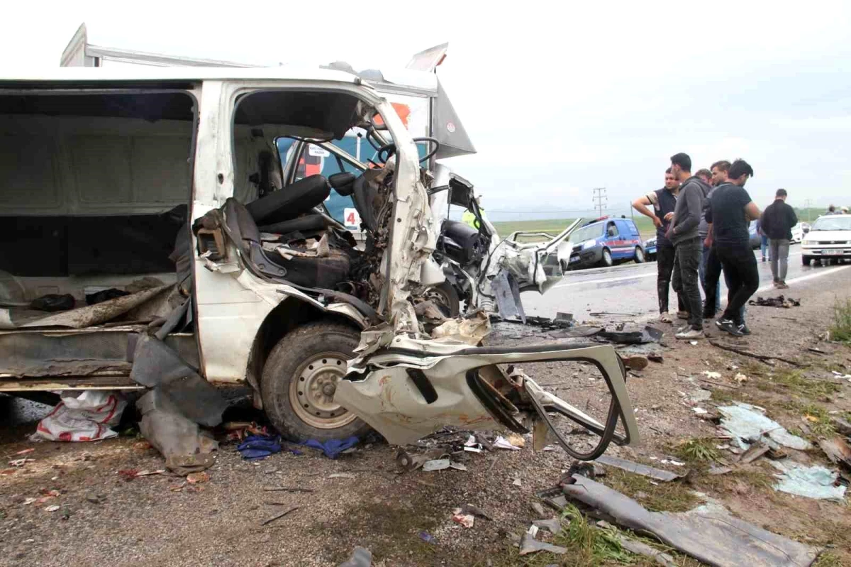 Beyşehir\'deki trafik kazasında ağır yaralanan minibüs sürücüsü hayatını kaybetti