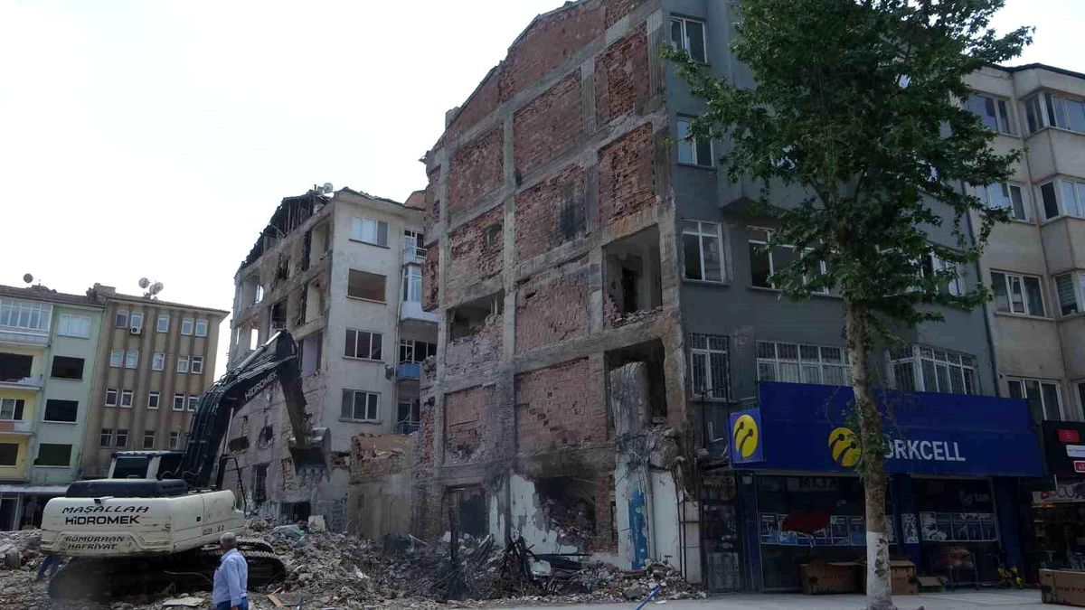 Malatya\'da Ağır Hasarlı Binaların Yıkımı Sürüyor