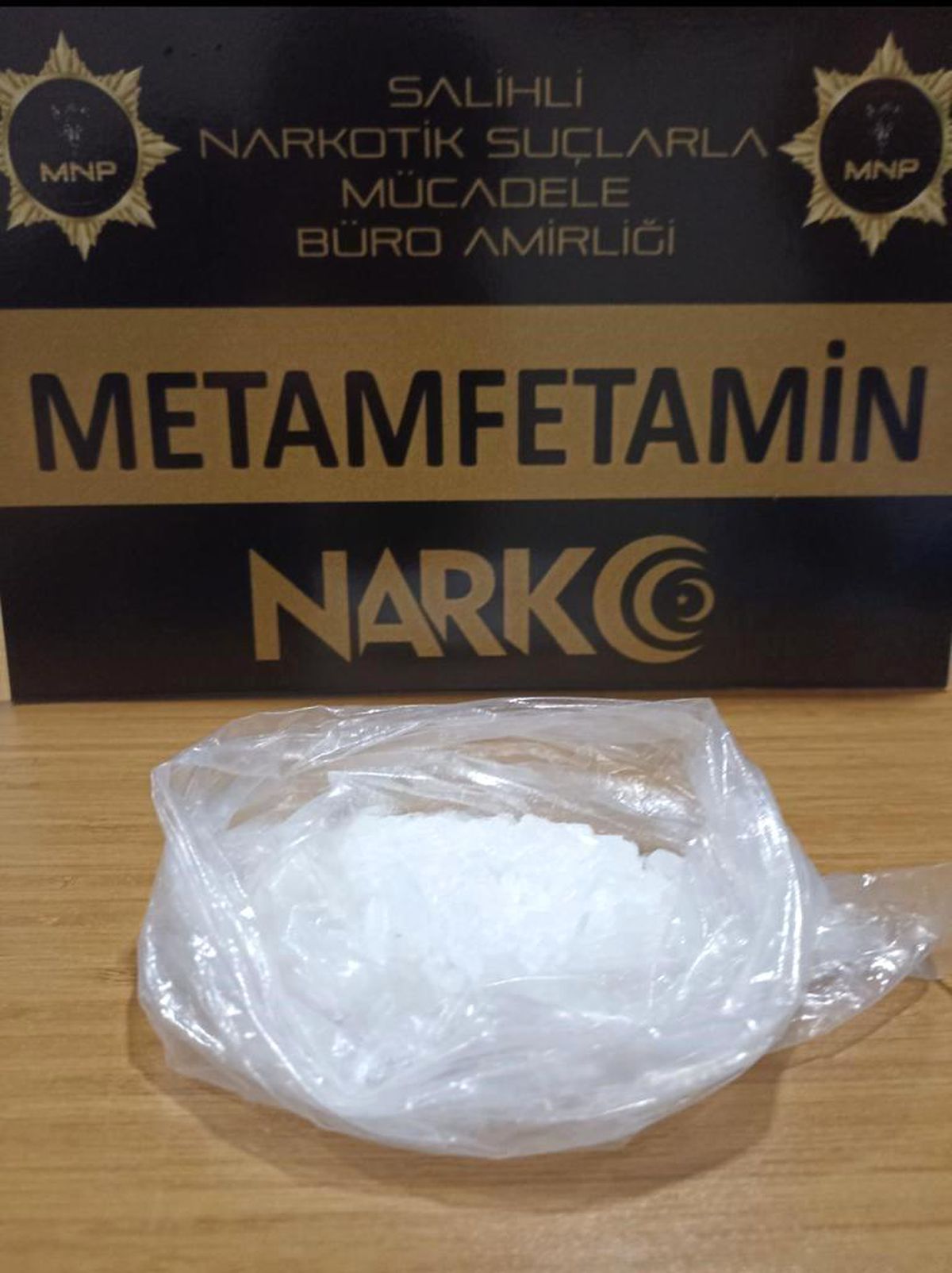 Manisa\'da şüpheli araçtan metamfetamin çıktı: 3 tutuklama