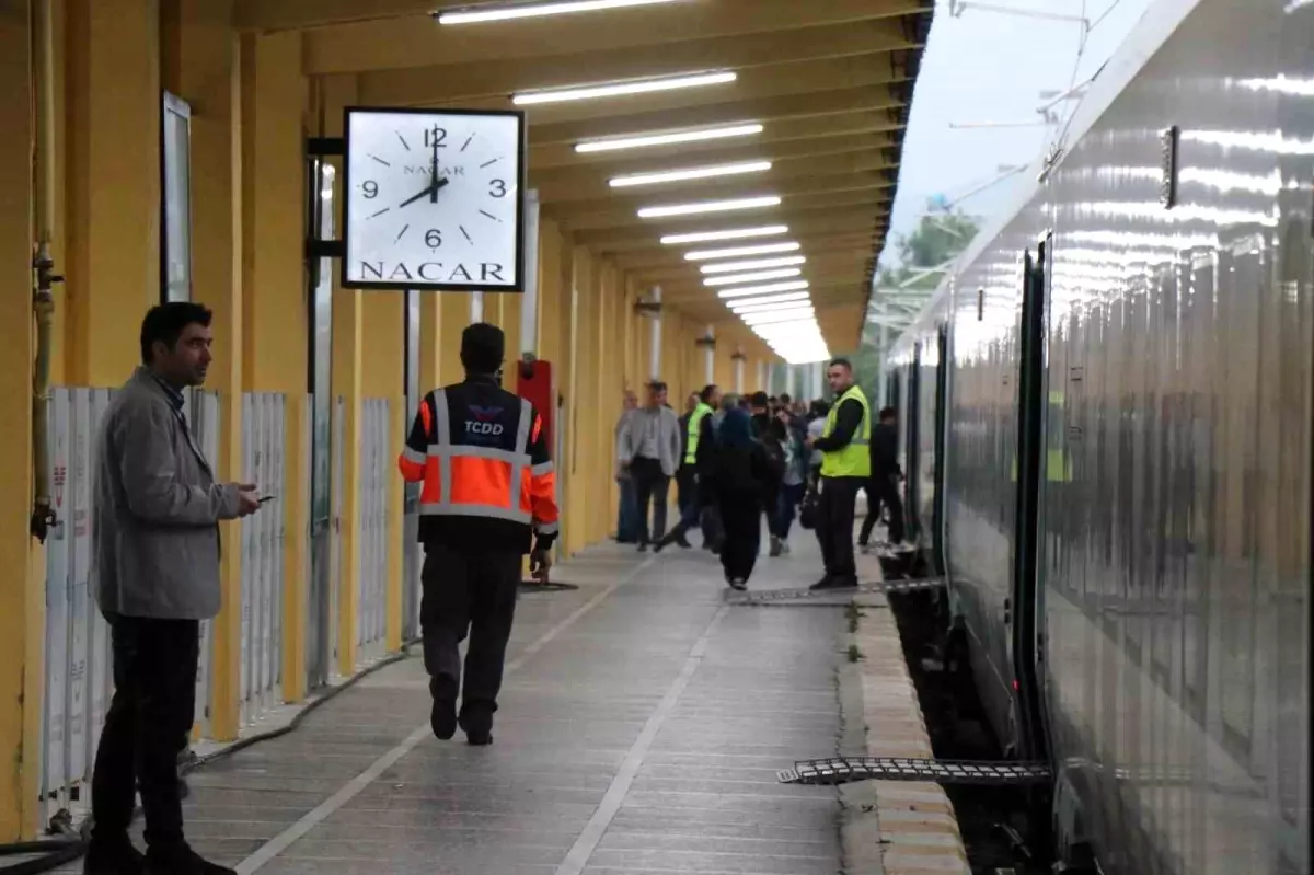 Milli Elektrikli Tren Adapazarı-Gebze arasında seferlere başladı