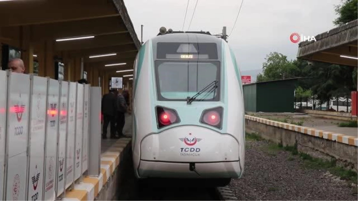 Milli Elektrikli Tren Adapazarı\'ndan Yolcu Taşımaya Başladı