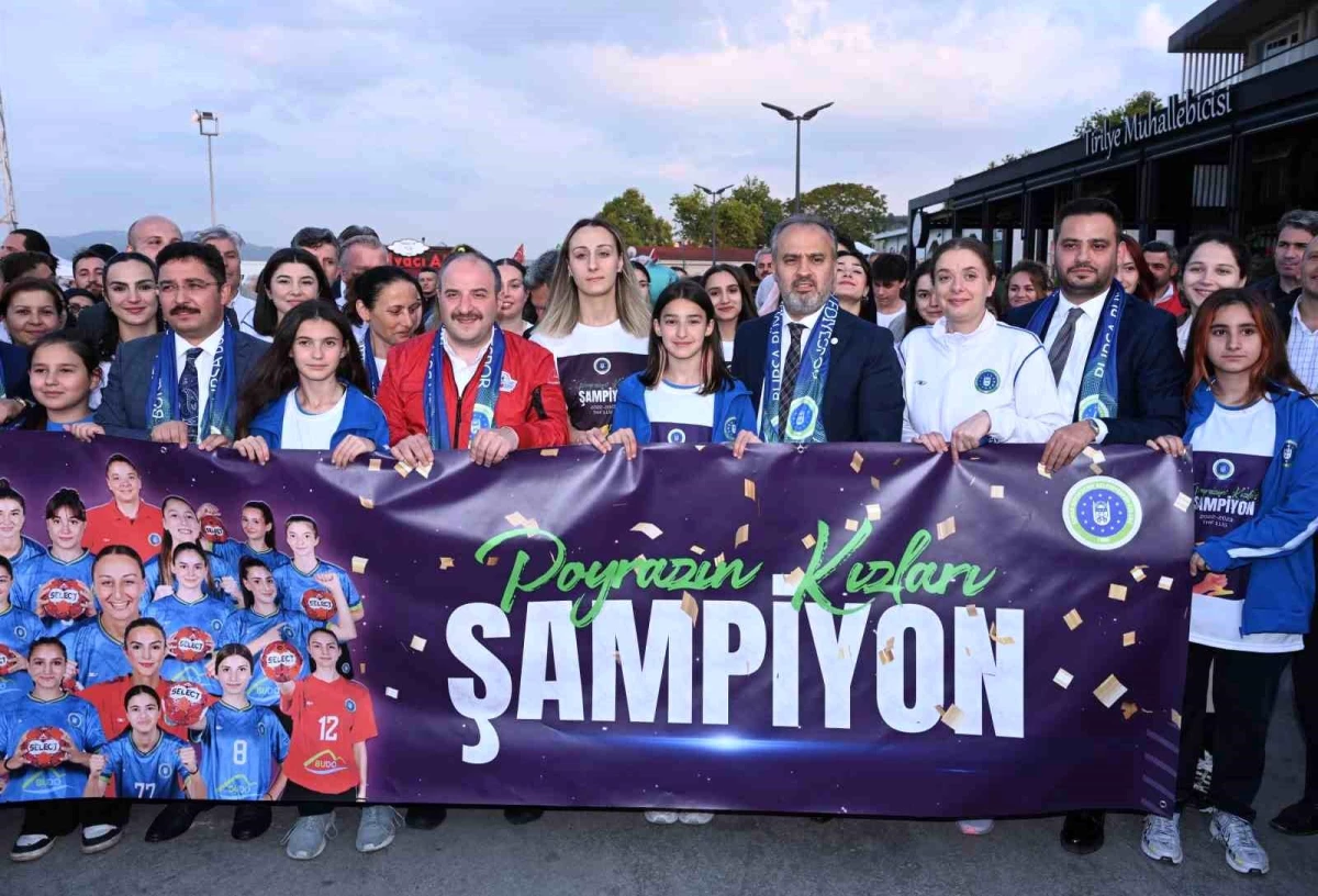 Bursa Büyükşehir Belediyespor Kadın Hentbol Takımı şampiyonluğu kutladı