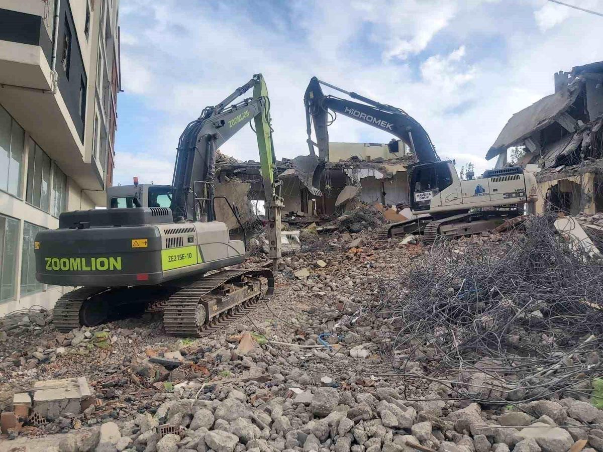 Nurhak\'ta Ağır Hasarlı Binaların Yıkımı Devam Ediyor
