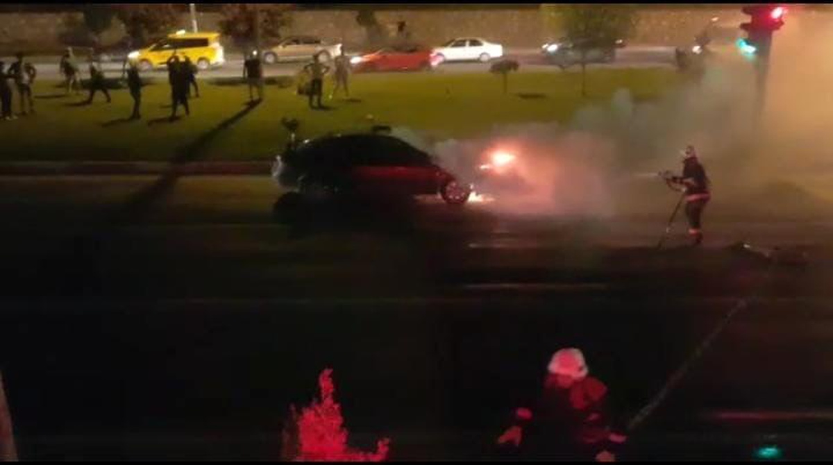 Malatya\'da seyir halindeki otomobilin motor kısmı alev aldı