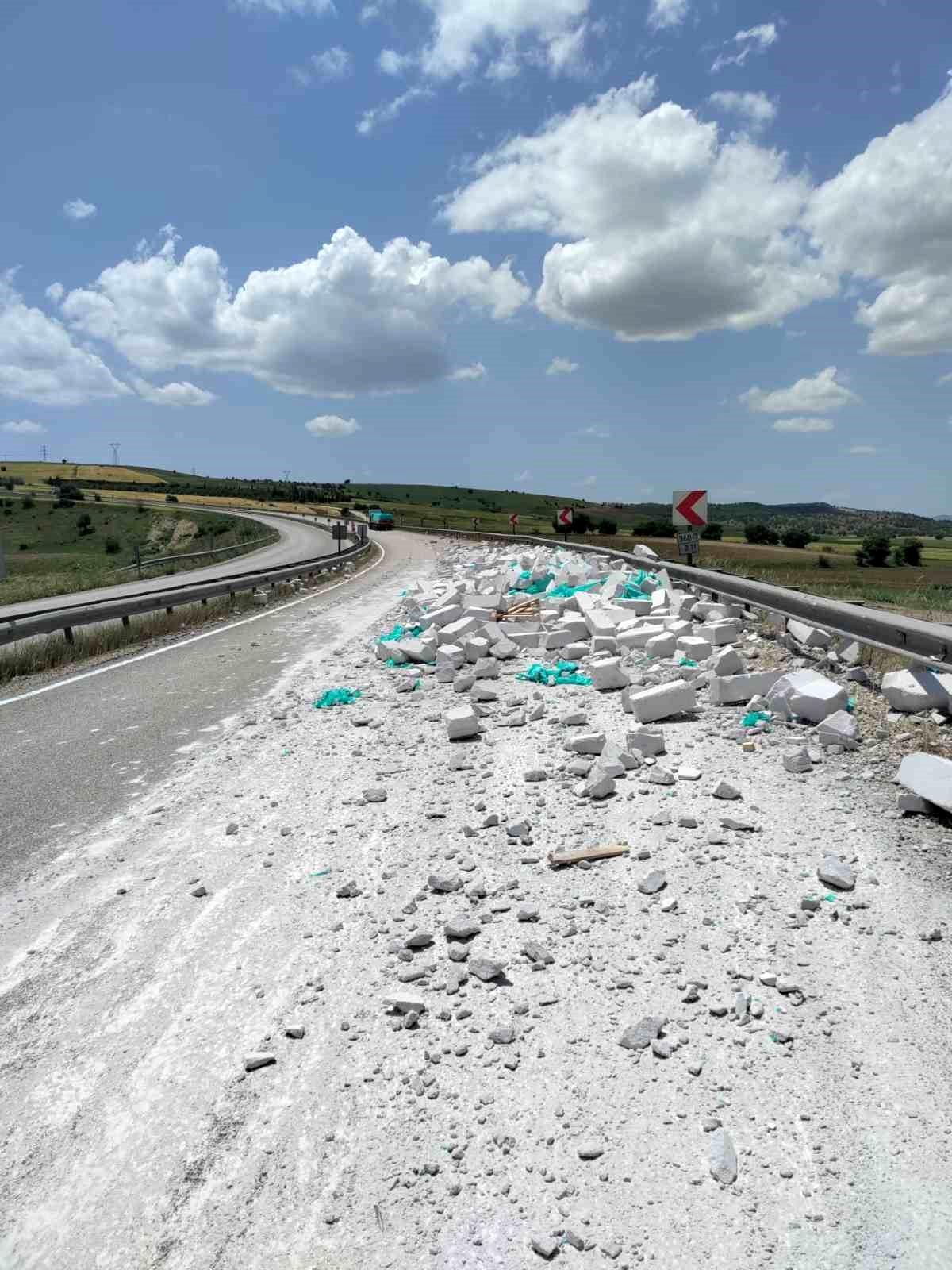 Adıyaman\'da Tırdan Dökülen İnşaat Malzemeleri Yola Saçıldı