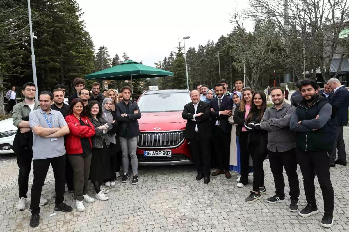 Sanayi ve Teknoloji Bakanı Mustafa Varank, gençlerle Uludağ\'da Togg\'u test etti