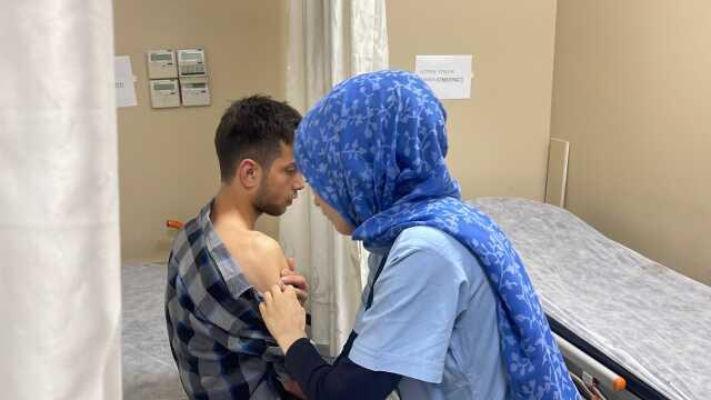 Yer Şanlıurfa! Başıboş sokak köpekleri, otobüs bekleyen gence saldırdı