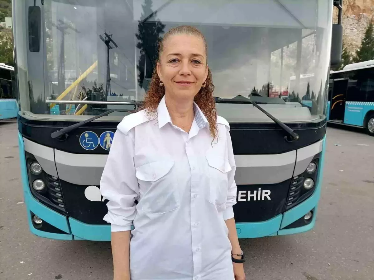 Antalya\'da otobüs durağına park eden araç sürücüsü ile otobüs şoförü arasında kavga çıktı