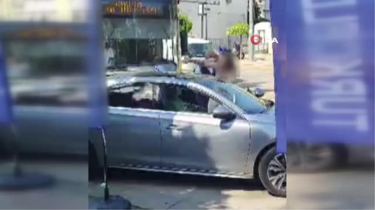 Antalya\'da otomobil sürücüsü ile kadın otobüs şoförü arasında kavga