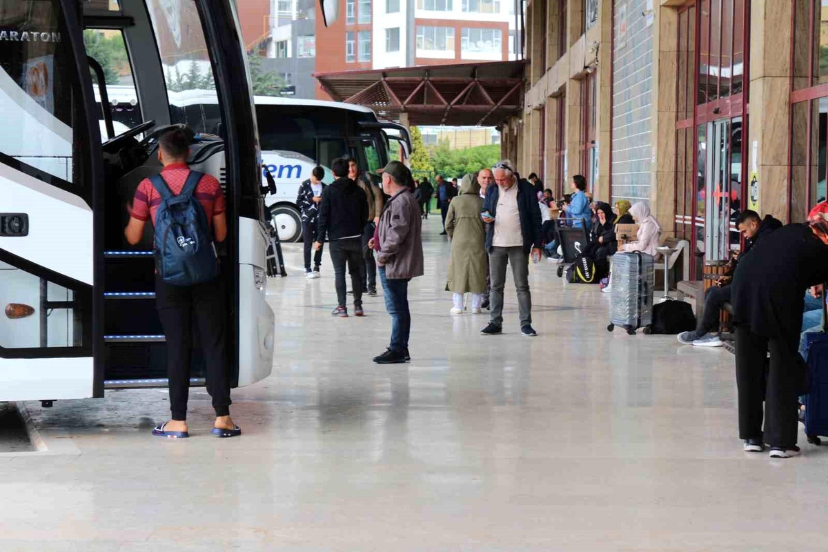 Depremzedeler, oy kullanmak için memleketlerine gitti