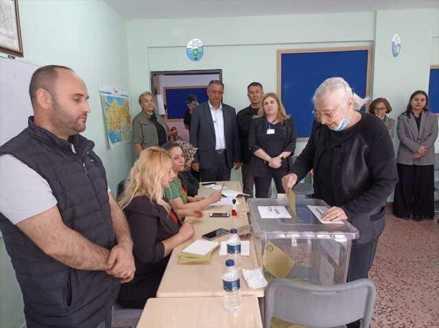 10. Cumhurbaşkanı Ahmet Necdet Sezer oyunu Ankara'da kullandı