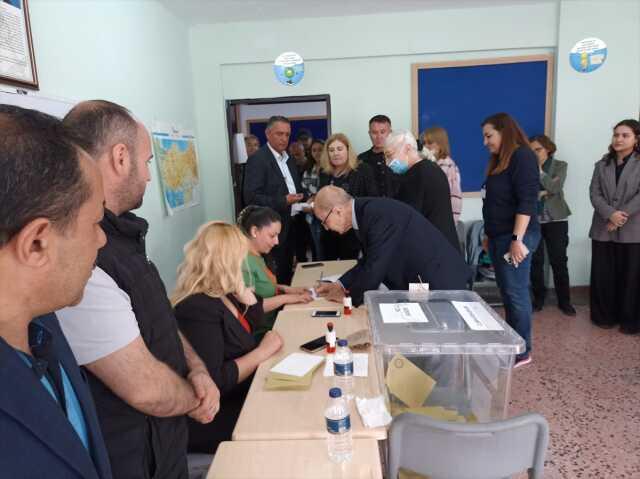 10. Cumhurbaşkanı Ahmet Necdet Sezer oyunu Ankara'da kullandı