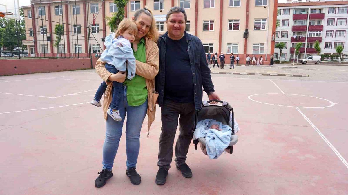 Edirne\'de oy kullanmaya gelen çift, puset içindeki bebekleriyle renkli görüntüler oluşturdu