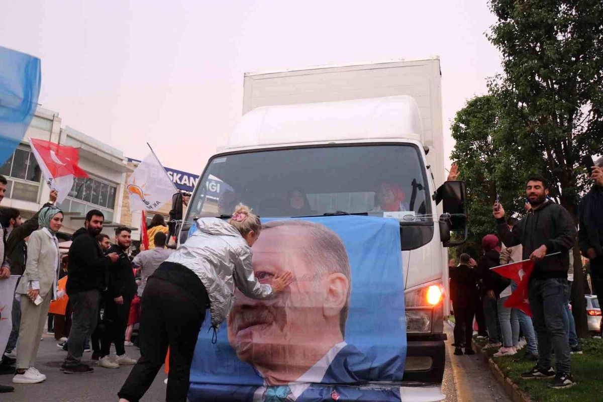 Sakaryalılar Seçim Zaferini Kutladı
