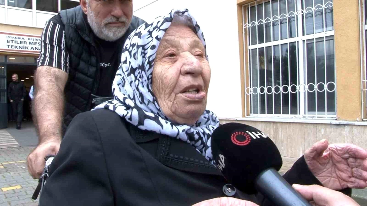 Beşiktaş\'ta 82 yaşındaki kadın tekerlekli sandalyesiyle oy kullandı
