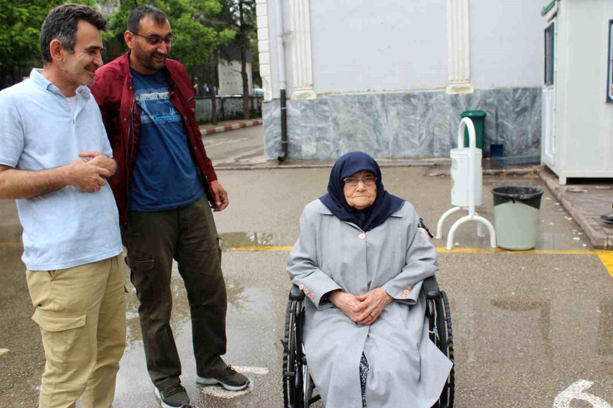 98 yaşındaki kadın sandığa giderek demokrasi örneği sergiledi