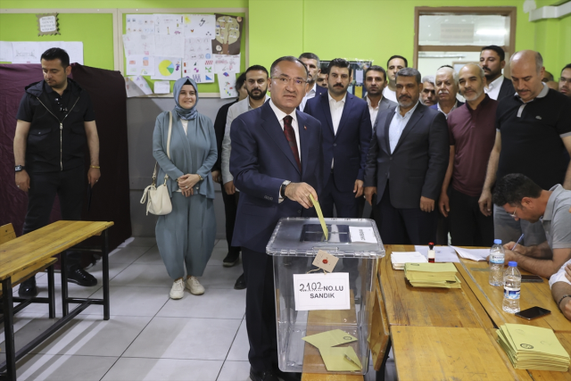 Adalet Bakanı Bekir Bozdağ, Cumhurbaşkanı Seçimi için oy kullandı