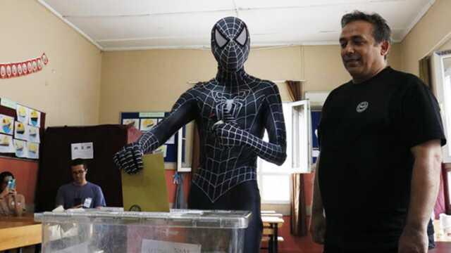 Adanalı 'Örümcek Adam', Cumhurbaşkanlığı seçimi için oyunu kullandı