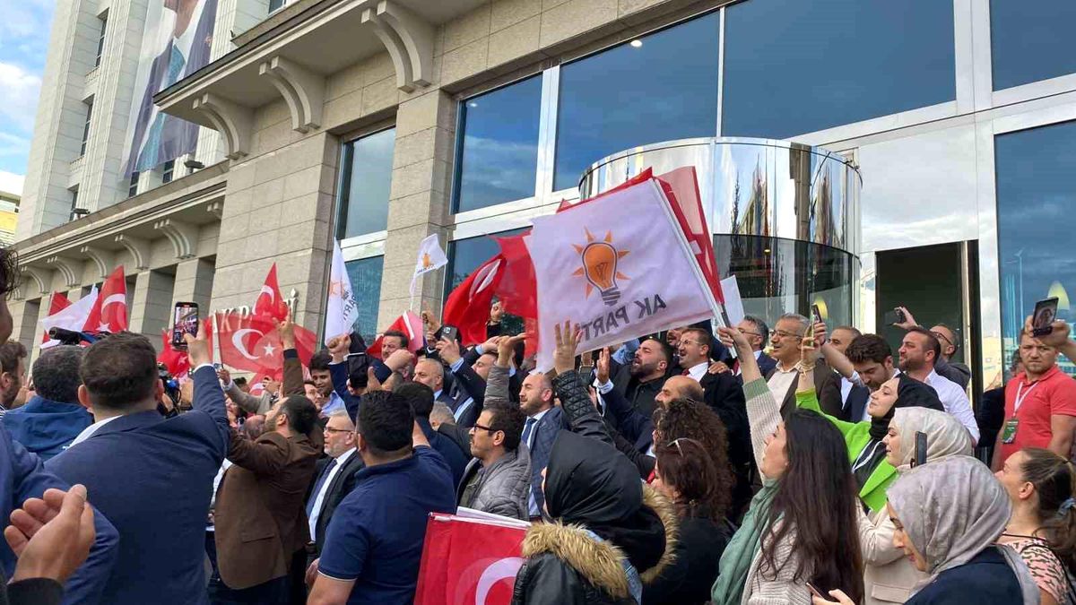 AK Parti\'de seçim kutlaması başladı