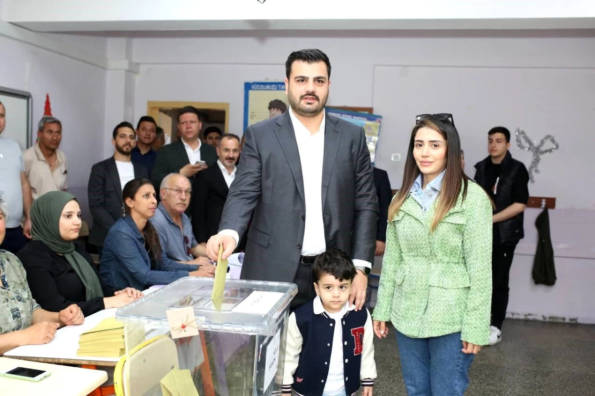 AK Parti İzmir Milletvekili Eyyüp Kadir İnan, Cumhurbaşkanlığı 2. tur seçimi için sandık başında