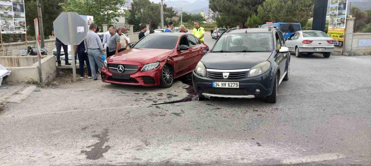 Alanya\'da 3 Otomobilin Karıştığı Trafik Kazasında 2 Kişi Yaralandı