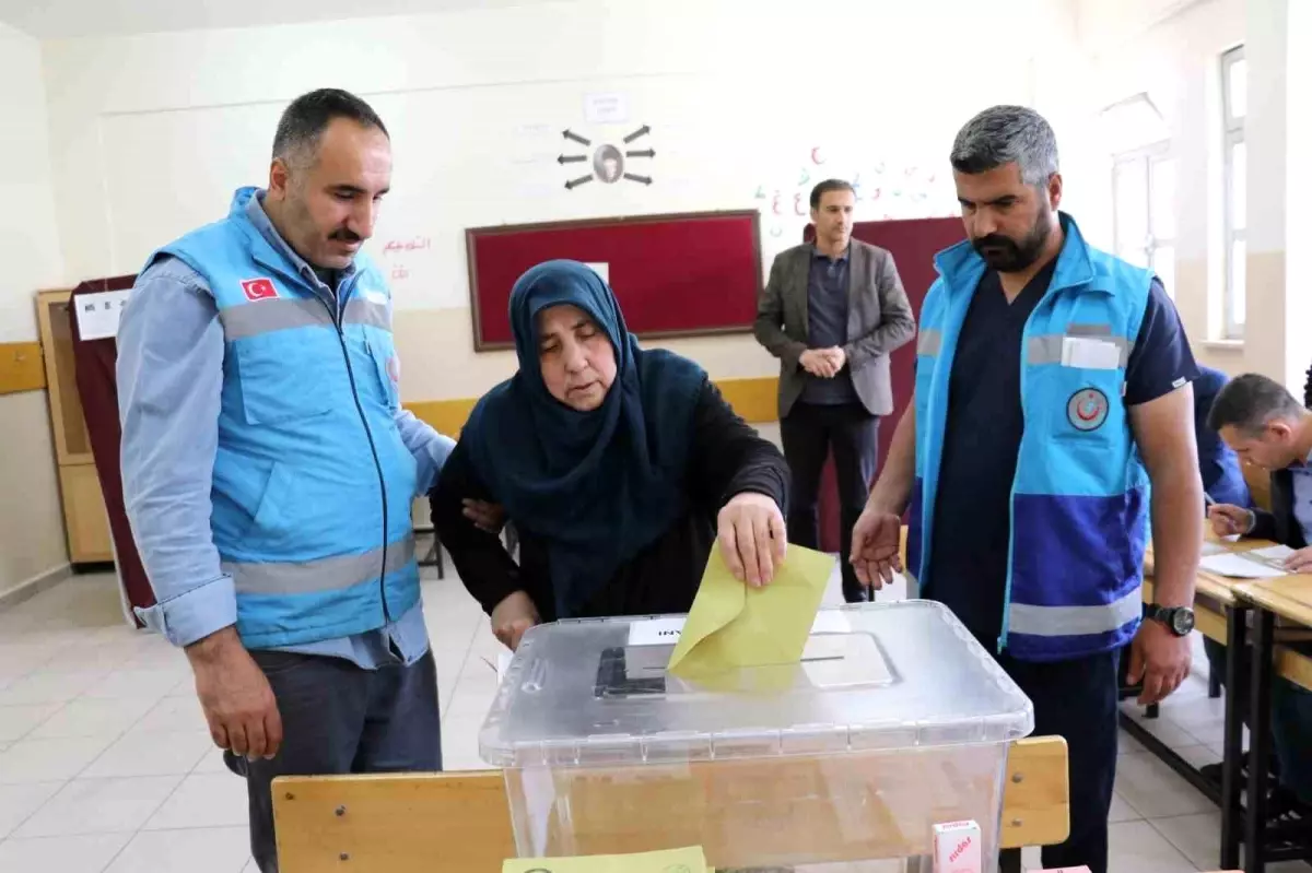 Van\'da hastalar ambulansla sandık başına taşındı