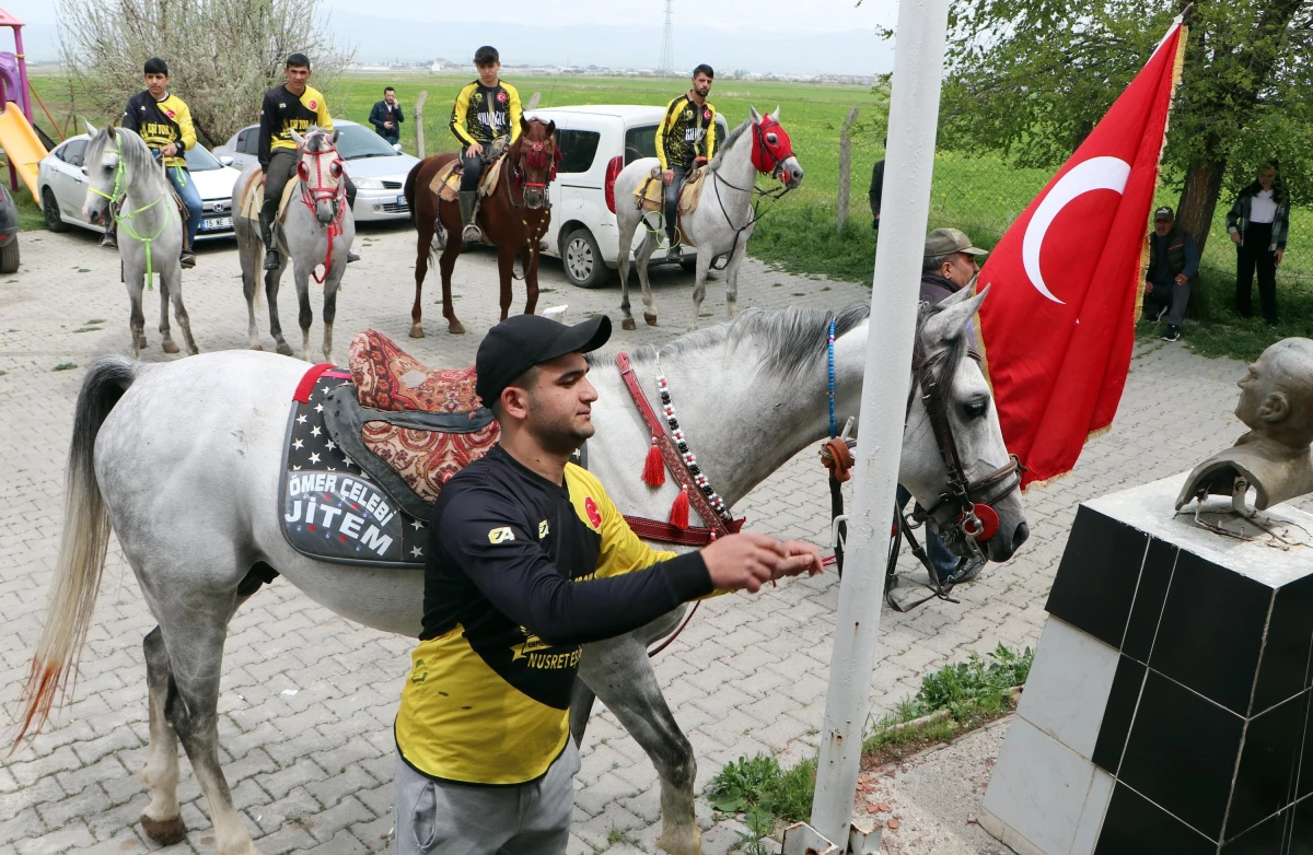 At Eğitmenleri Atlarıyla Sandık Başına Gitti