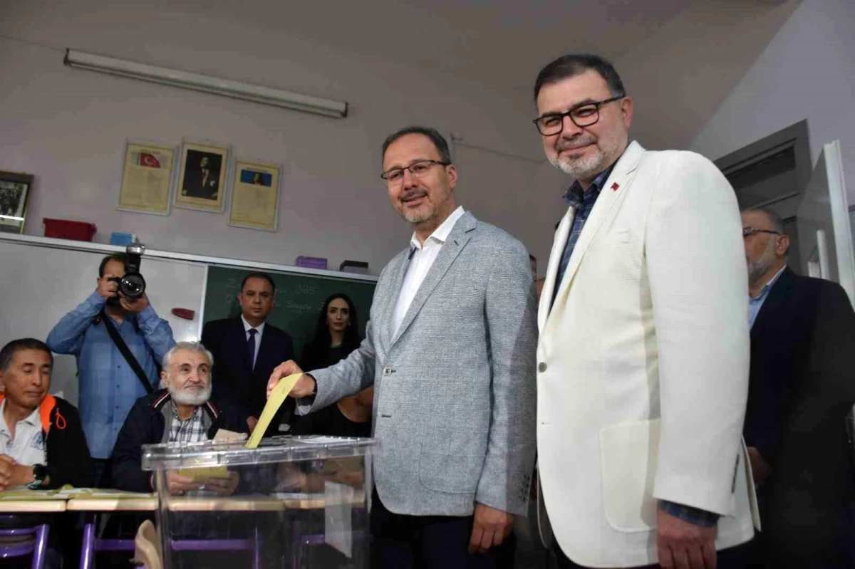 Gençlik ve Spor Bakanı Mehmet Muharrem Kasapoğlu oy kullandı