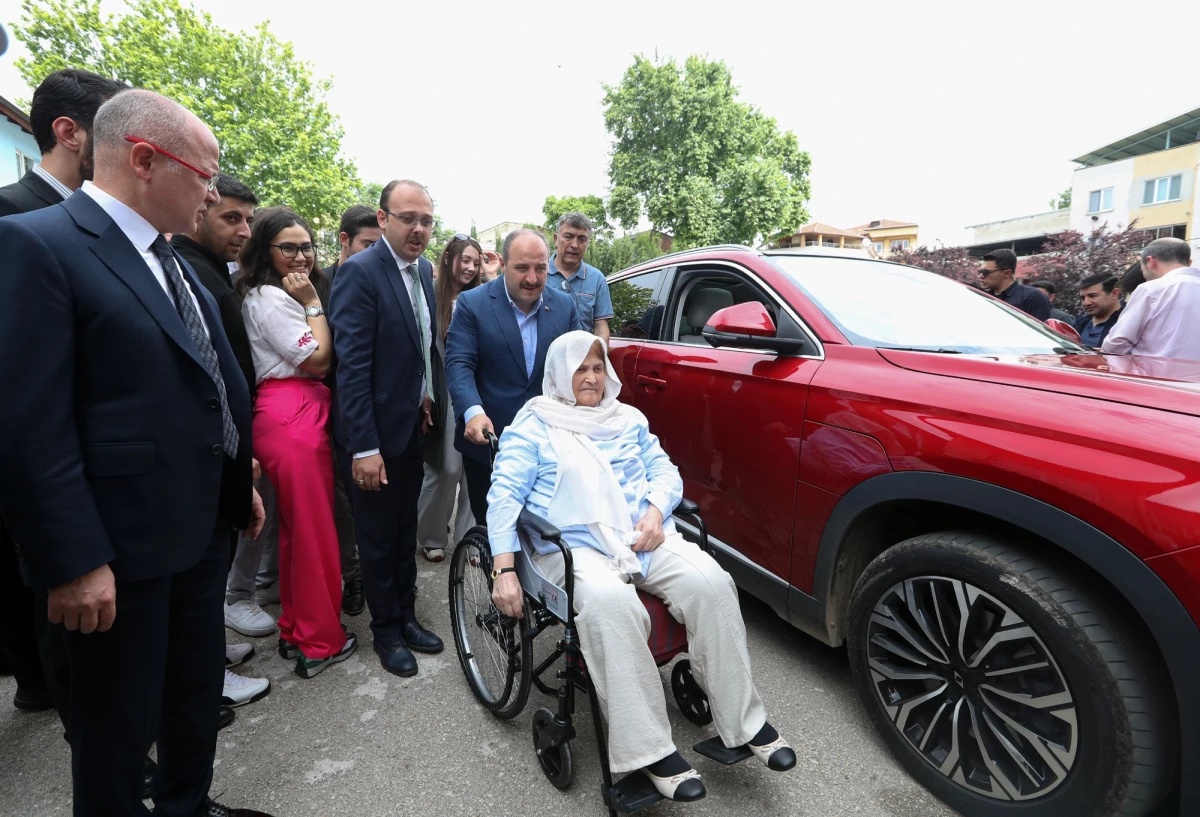 Bakan Varank, Hatice Teyzemizi Türkiye\'nin otomobili ile oy kullanmaya getirdi