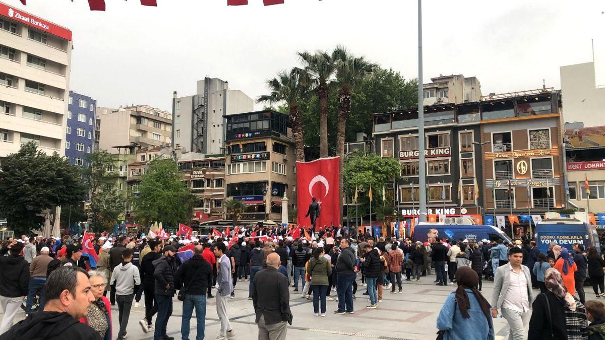 Balıkesir\'de Vatandaşlar Erdoğan\'ın Zaferini Kutlamaya Başladı