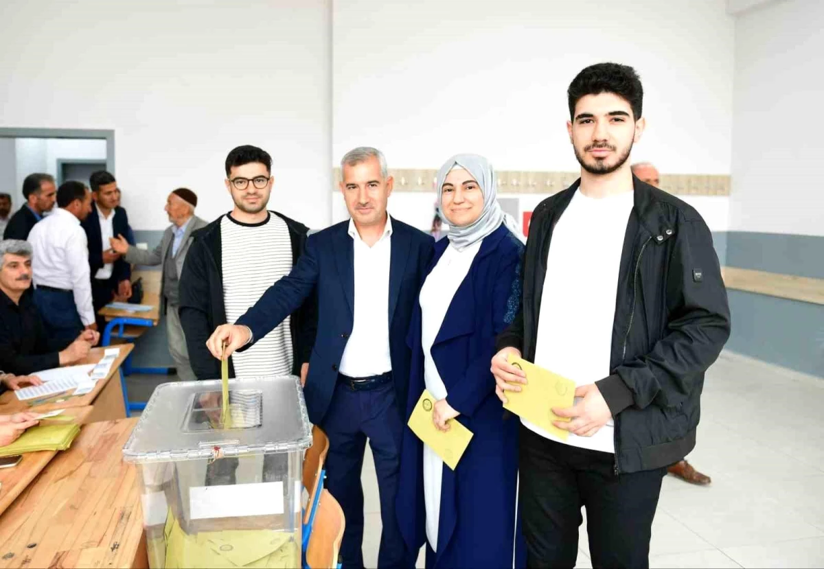 Yeşilyurt Belediye Başkanı Mehmet Çınar oy kullandı