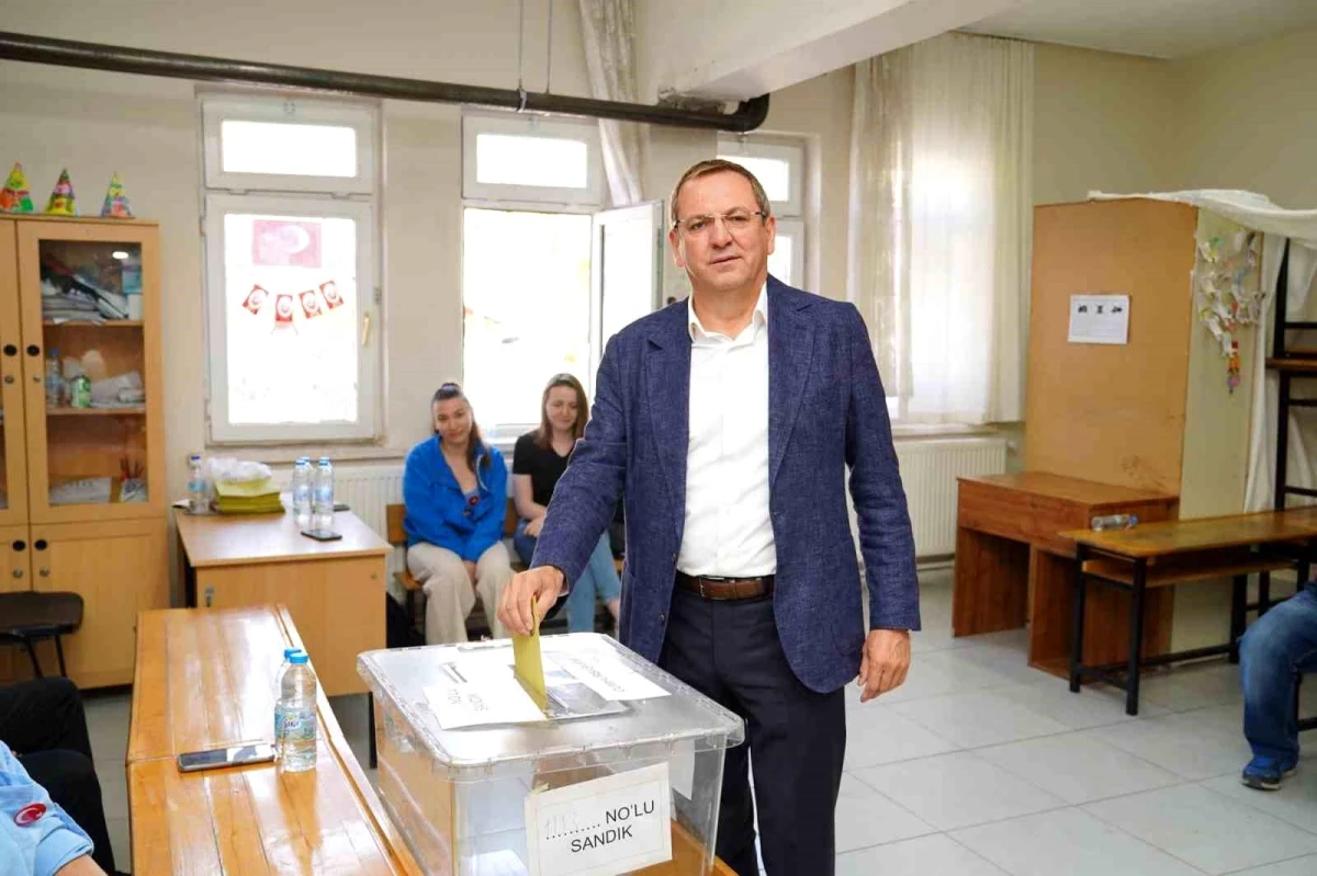 Ayvalık Belediye Başkanı Mesut Ergin oy kullandı