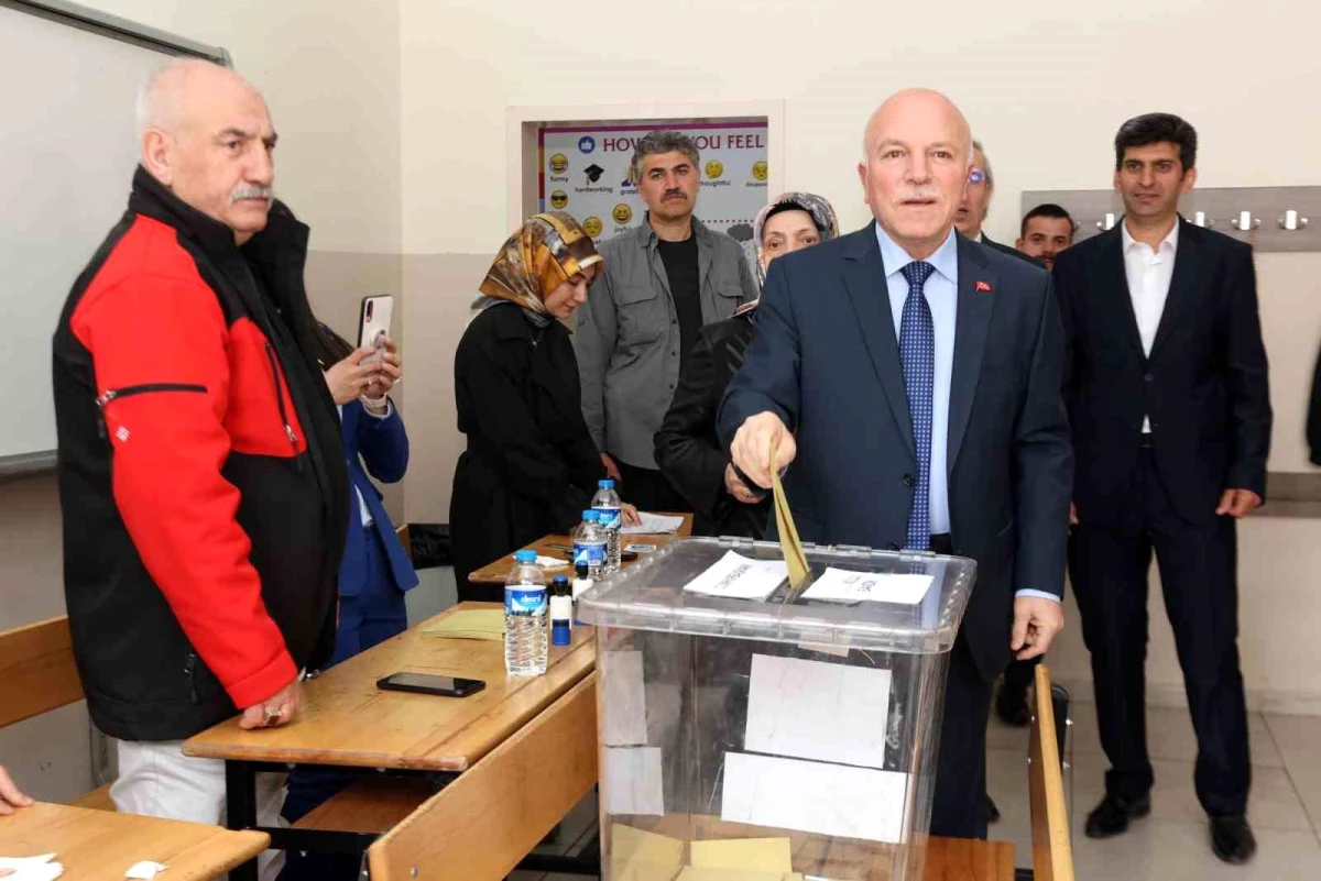 Erzurum Büyükşehir Belediye Başkanı Mehmet Sekmen oy kullandı