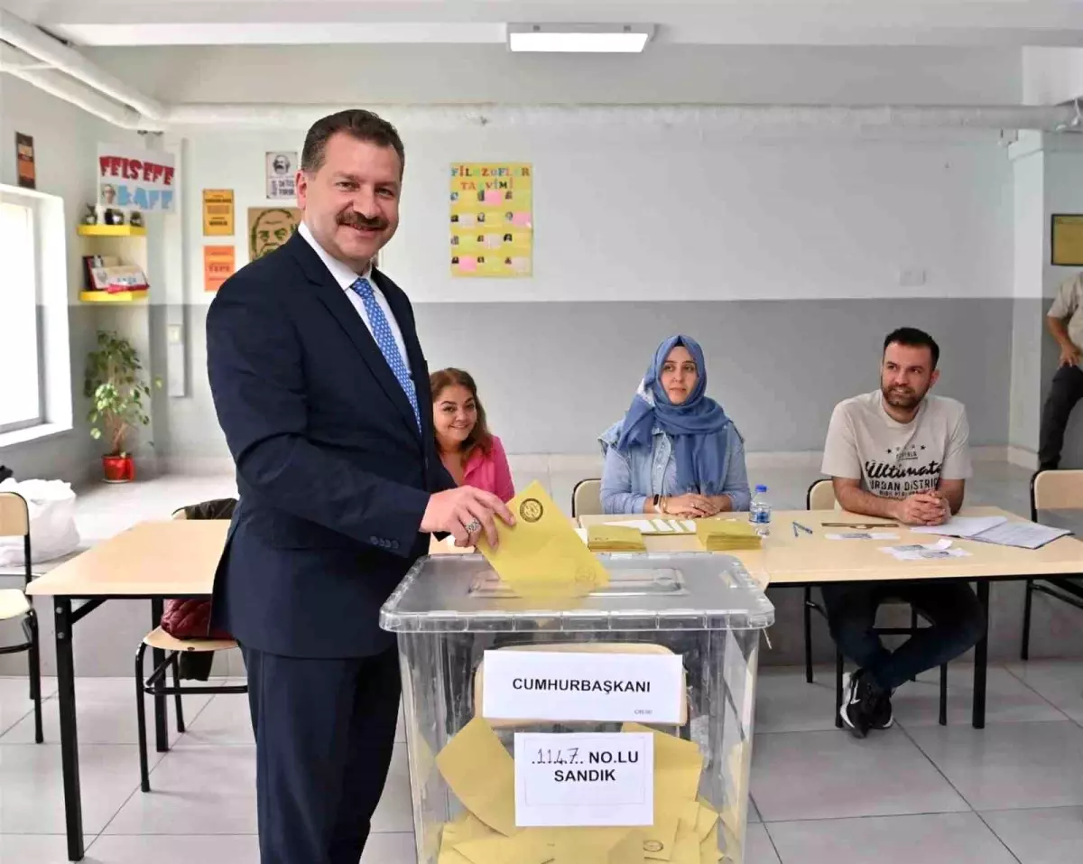 Balıkesir Büyükşehir Belediye Başkanı Yücel Yılmaz oy kullandı
